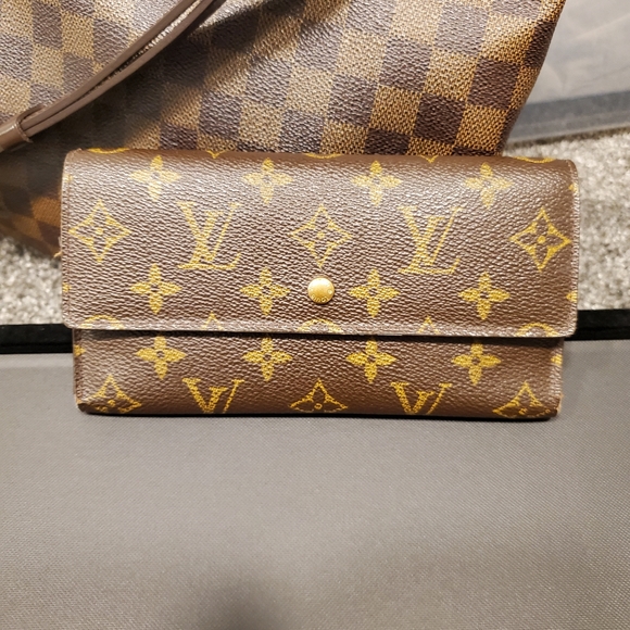 Authentic Louis Vuitton trifold monogram wallet - Picture 9 of 10